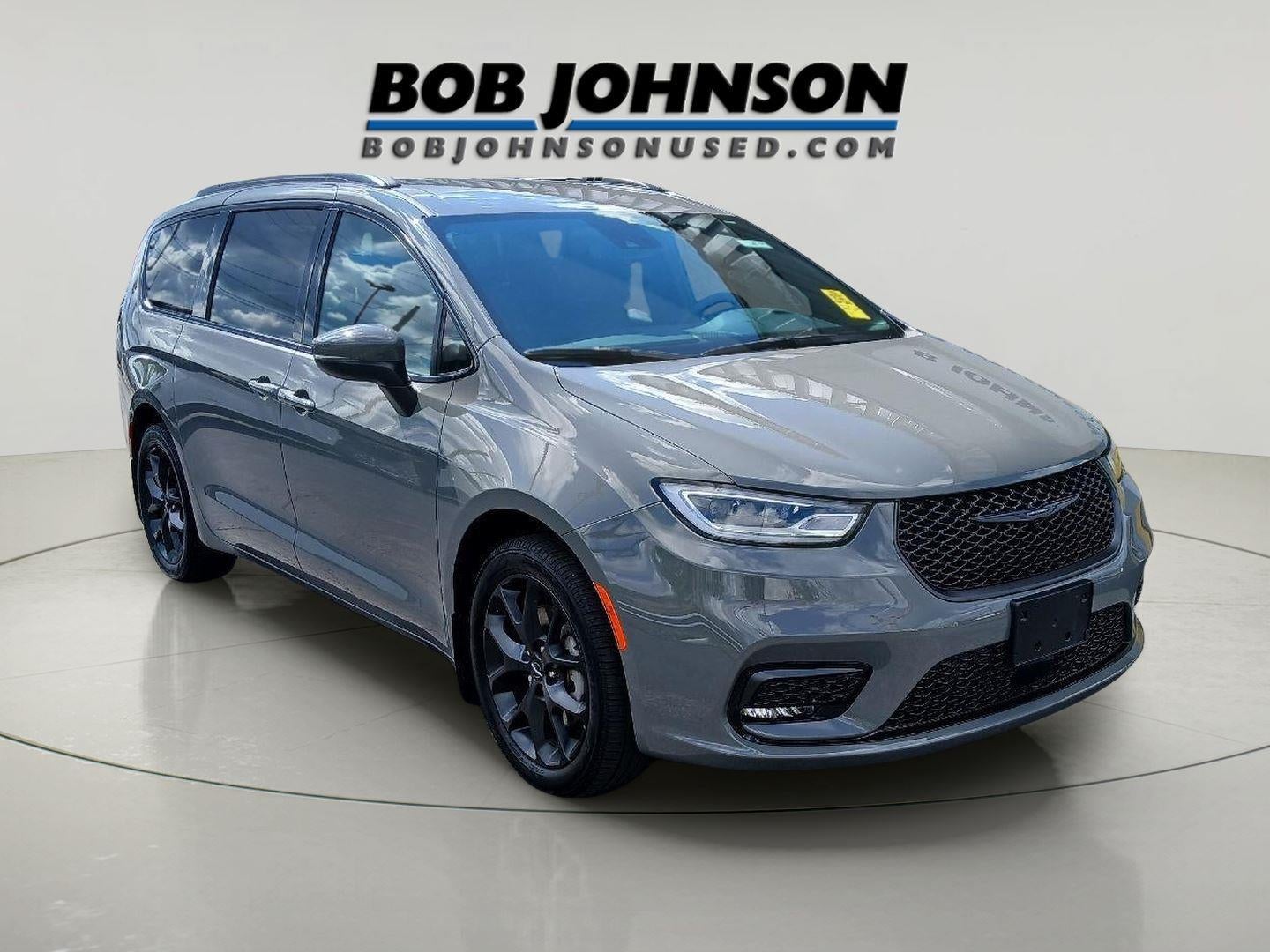 2023 Chrysler Pacifica Touring L in Ceramic Gray Clearcoat — front three-quarter view