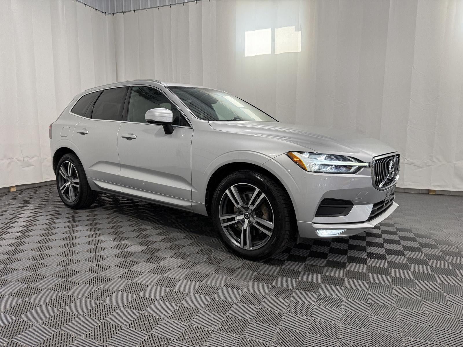 2021 Volvo XC60 T6 Momentum in Bright Silver Metallic — front three-quarter view